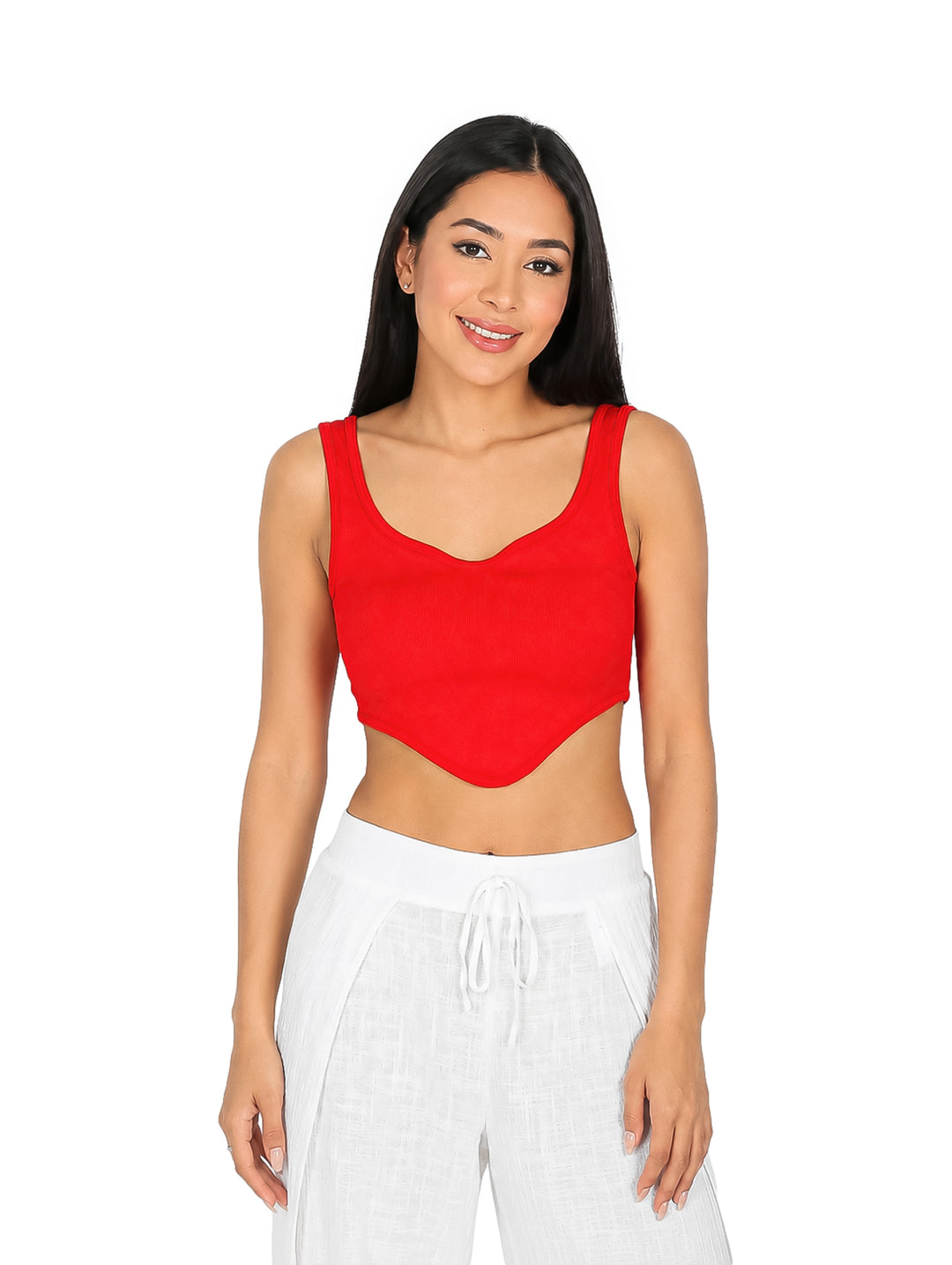 Mujer vistiendo un top tipo corset color rojo y pantalones blancos sobre fondo blanco.