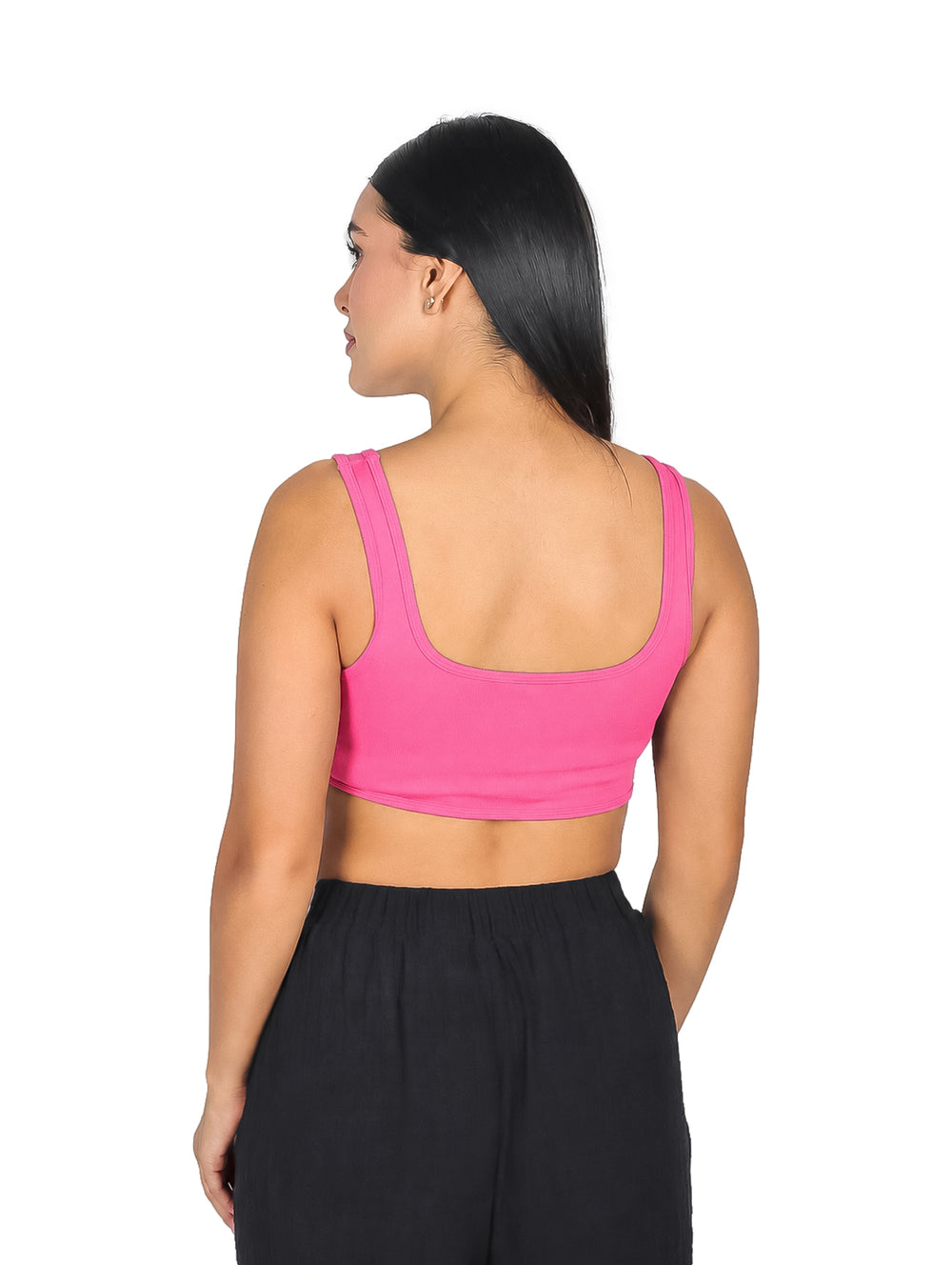 Mujer vistiendo un top tipo corset color rosa ajustado y sin mangas.