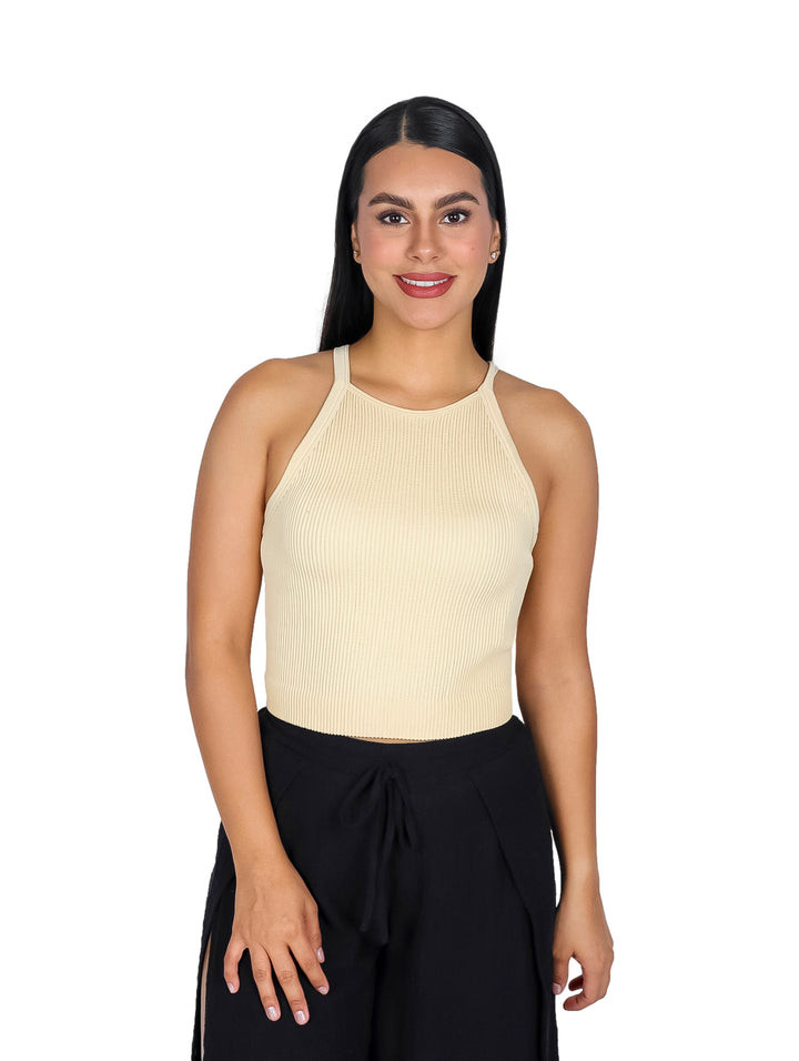 Blusa sin mangas color crema con cuello halter y textura acanalada.