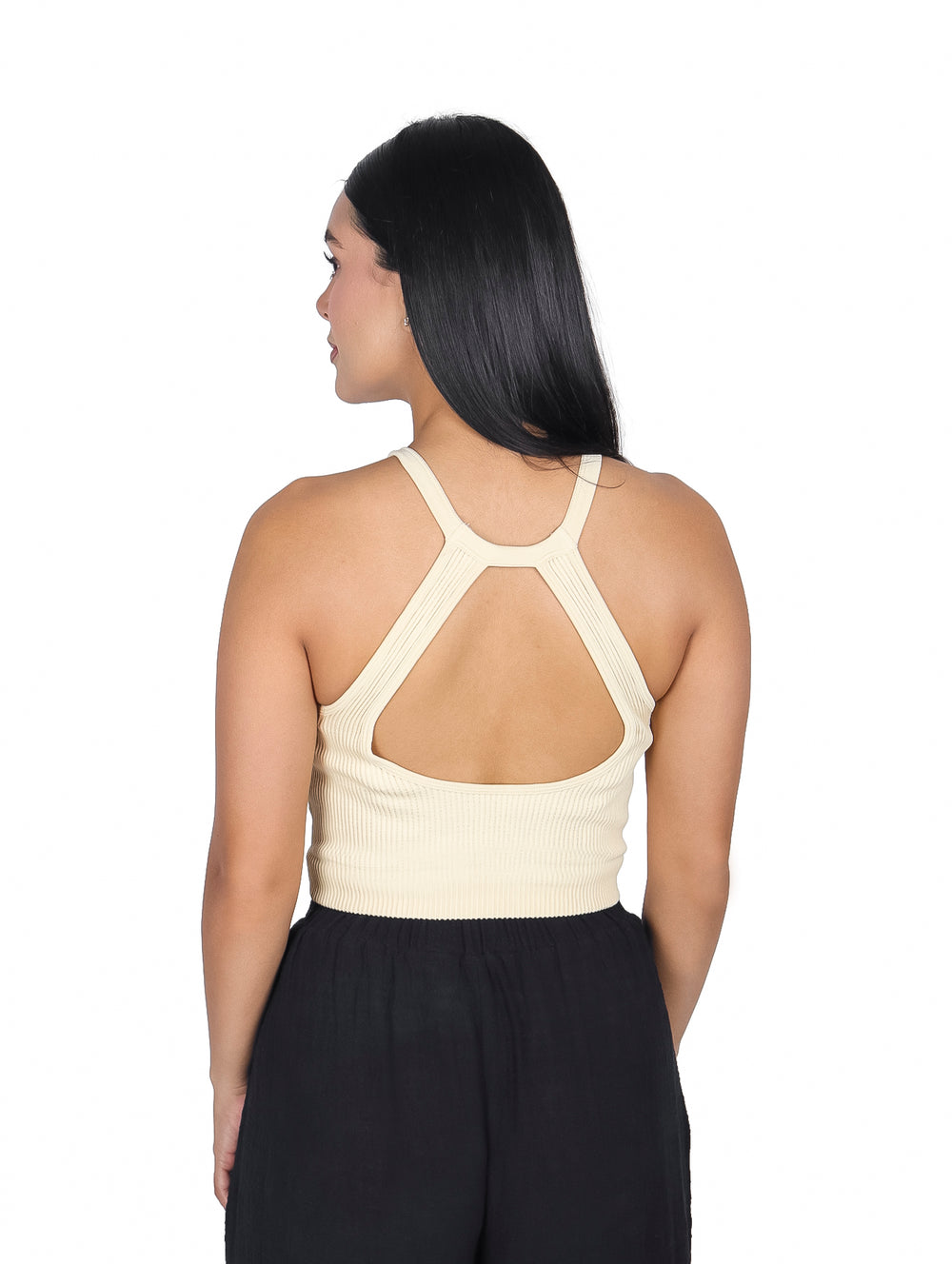 Blusa sin mangas color crema con cuello halter y textura acanalada.
