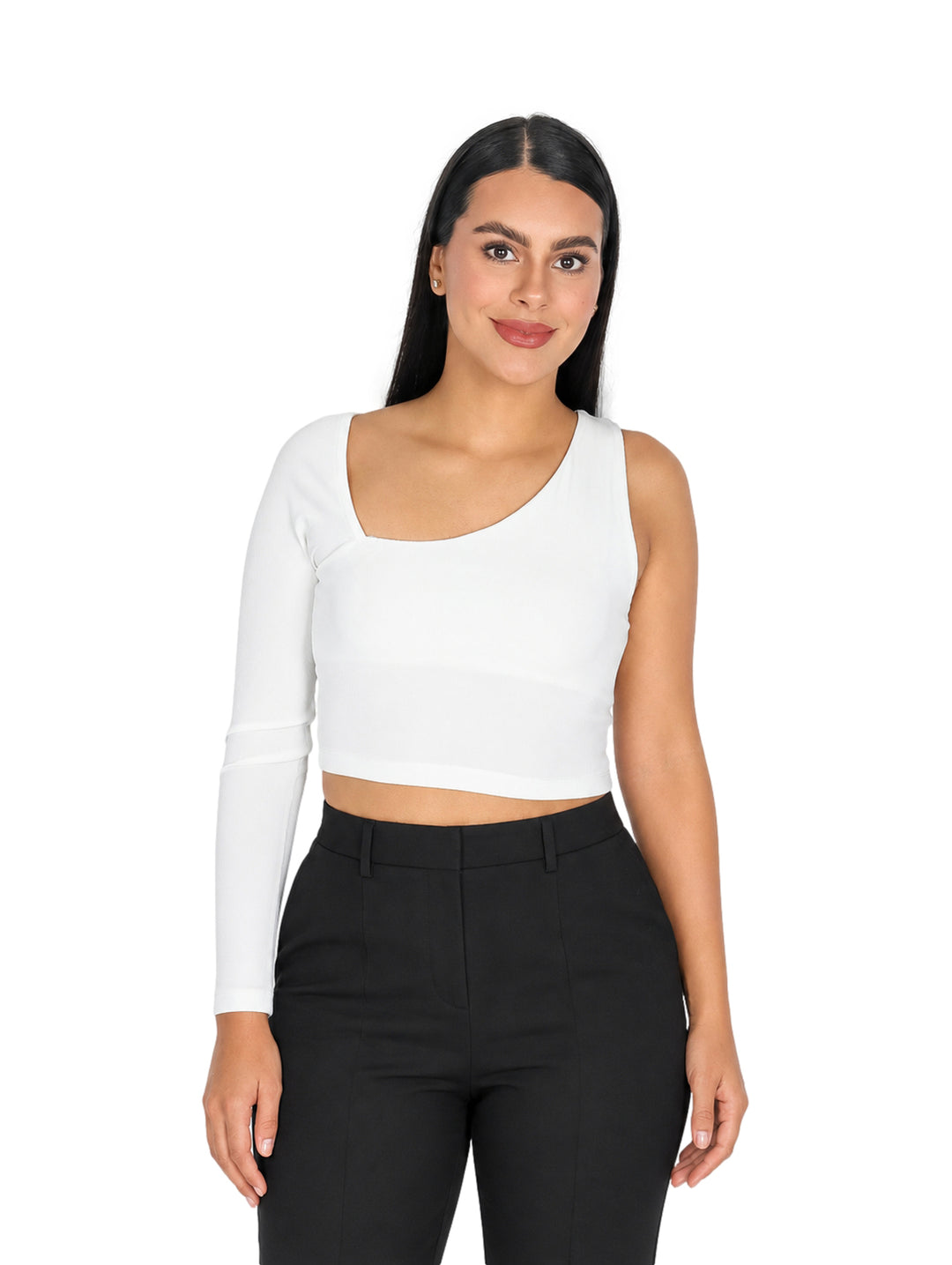 Mujer vistiendo una blusa blanca corta de una sola manga y pantalones negros sobre fondo blanco.
