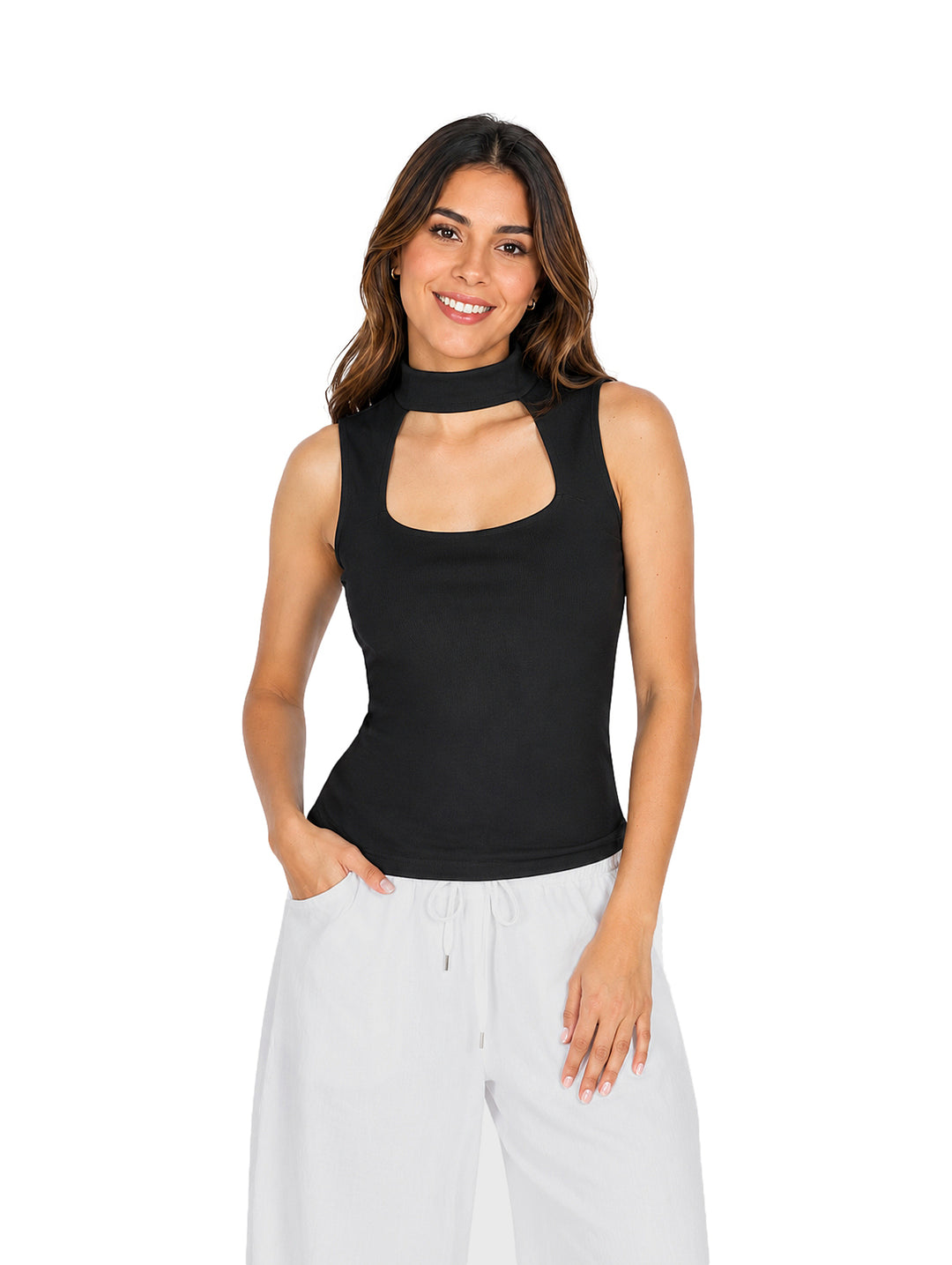 Mujer vistiendo blusa negra sin mangas con abertura en el cuello y pantalones blancos.