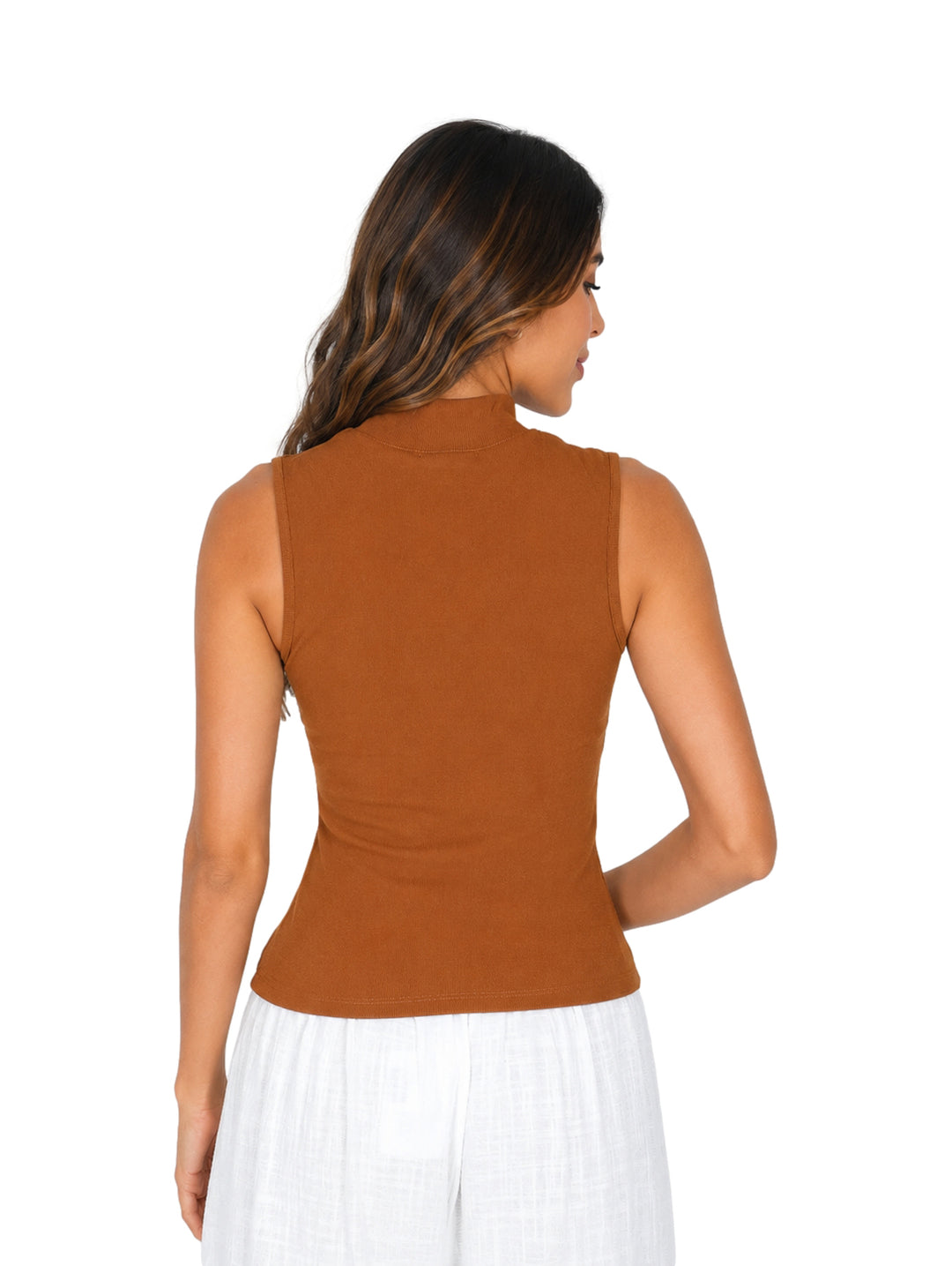 Mujer vistiendo blusa color camel sin mangas con abertura en el cuello.