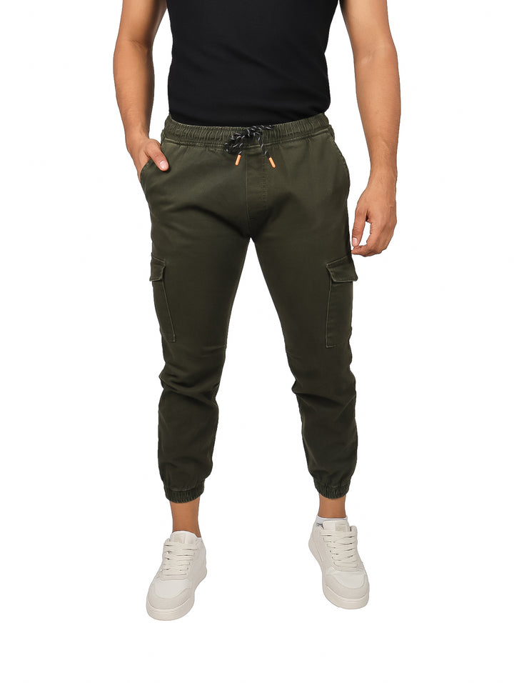 Pantalones jogger color verde oscuro con bolsillos laterales y cintura ajustable.