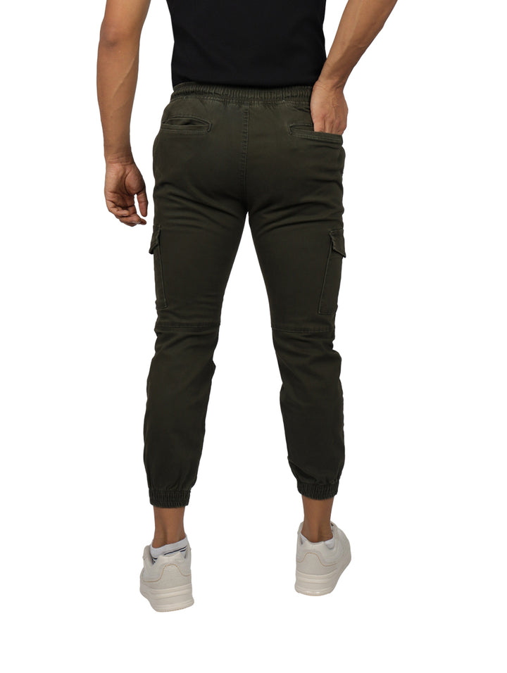 Pantalones jogger color verde oscuro con bolsillos laterales y cintura ajustable.