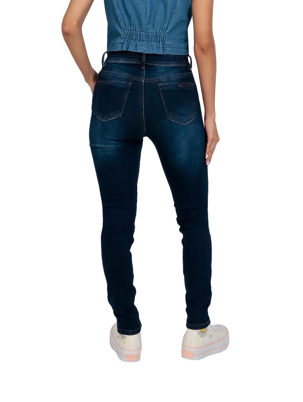 Pantalones jeans skinny de cintura alta en color azul stone wash para mujer.