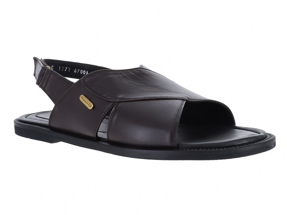 Sandalia para hombre de cuero color café con correa ajustable y suela negra.