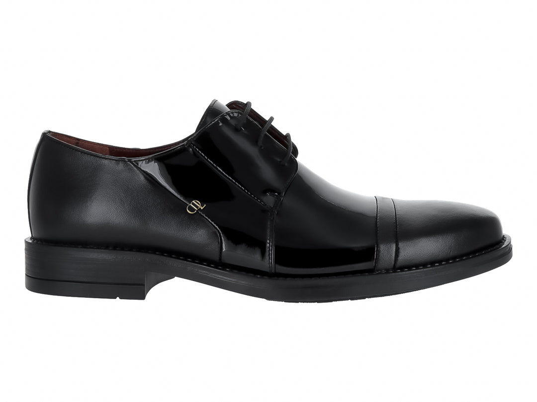 Zapato formal de hombre en color negro con acabado brillante de charol y agujetas.
