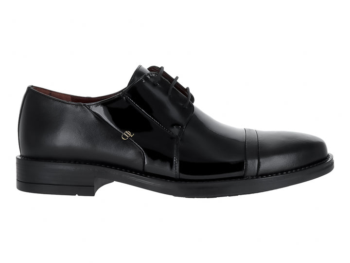 Zapato formal de hombre en color negro con acabado brillante de charol y agujetas.