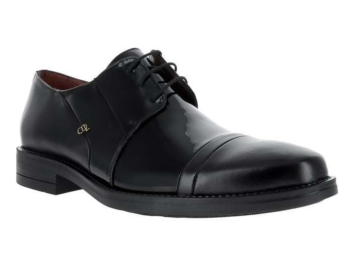 Zapato formal de hombre en color negro con acabado brillante de charol y agujetas.