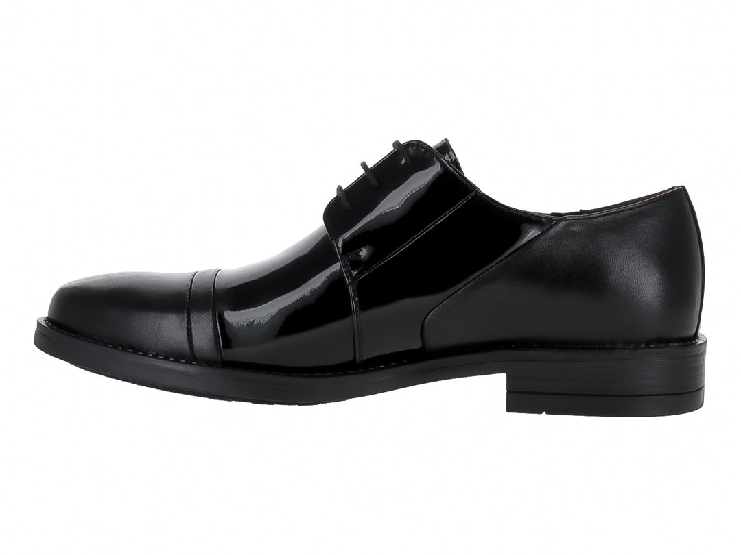 Zapato formal de hombre en color negro con acabado brillante de charol y agujetas.