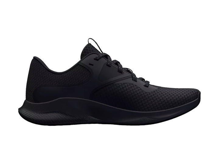 Tenis deportivo Under Armour de color negro sólido con textura de malla y suela cómoda.