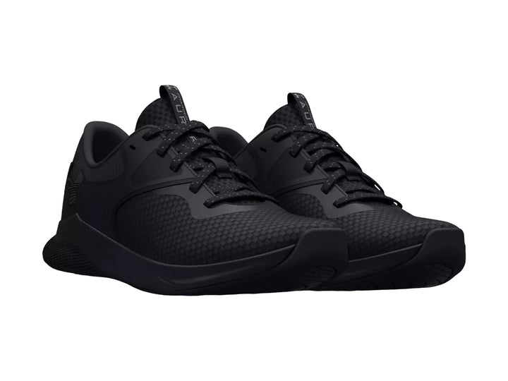 Tenis deportivo Under Armour de color negro sólido con textura de malla y suela cómoda.