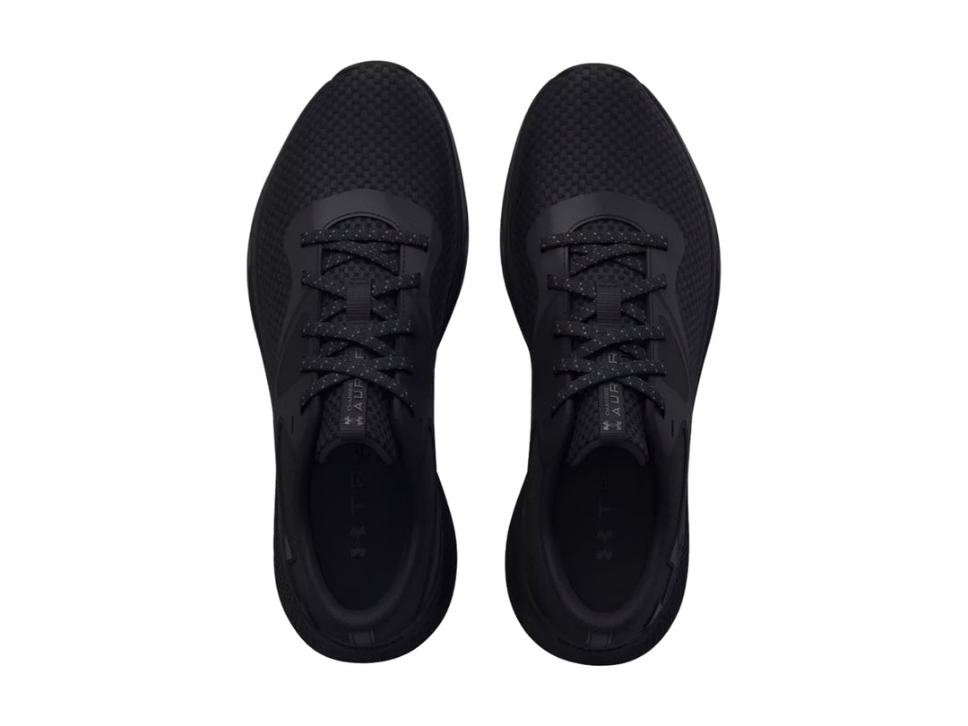 Tenis deportivo Under Armour de color negro sólido con textura de malla y suela cómoda.