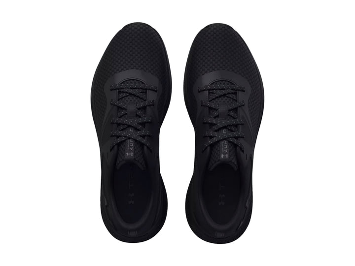 Tenis deportivo Under Armour de color negro sólido con textura de malla y suela cómoda.