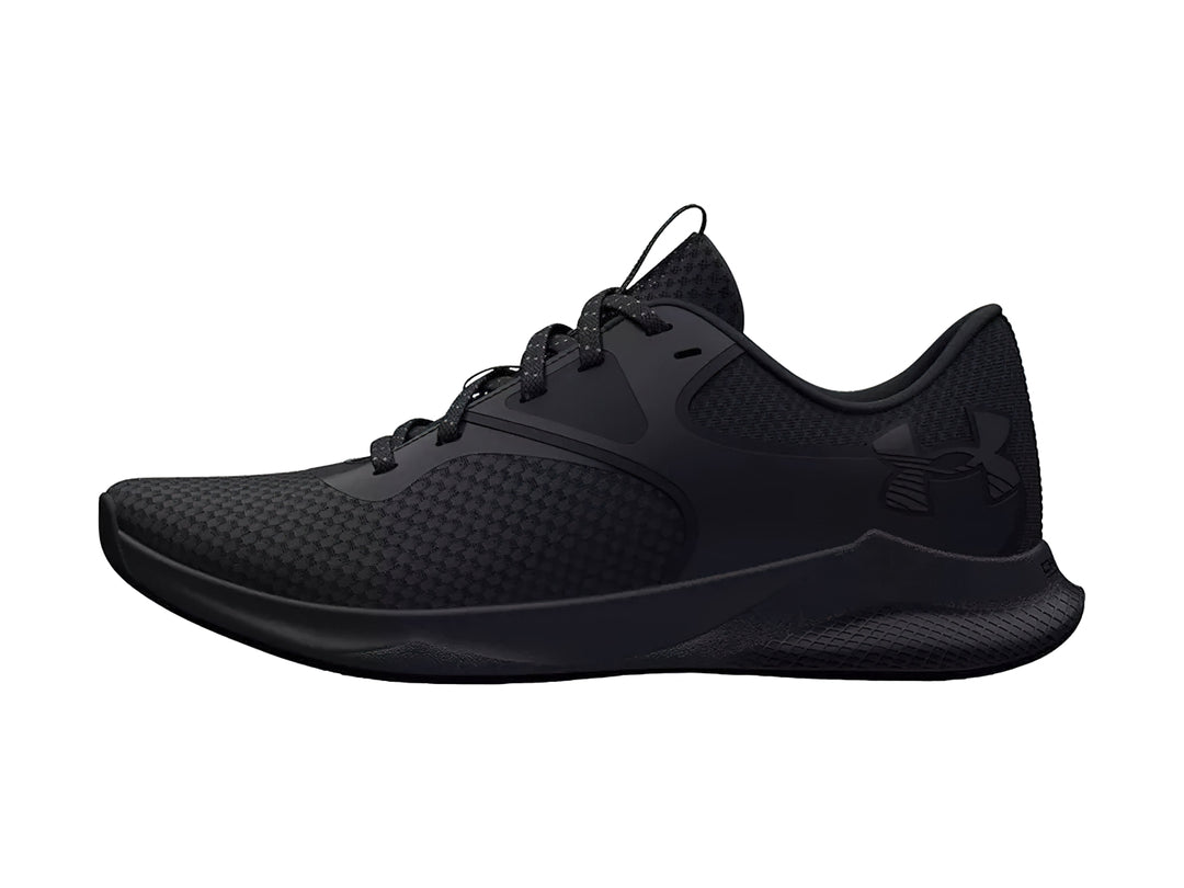 Tenis deportivo Under Armour de color negro sólido con textura de malla y suela cómoda.