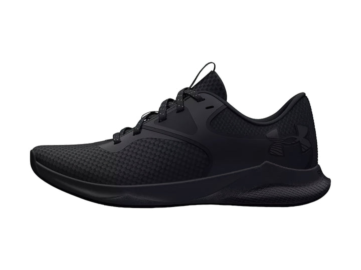 Tenis deportivo Under Armour de color negro sólido con textura de malla y suela cómoda.