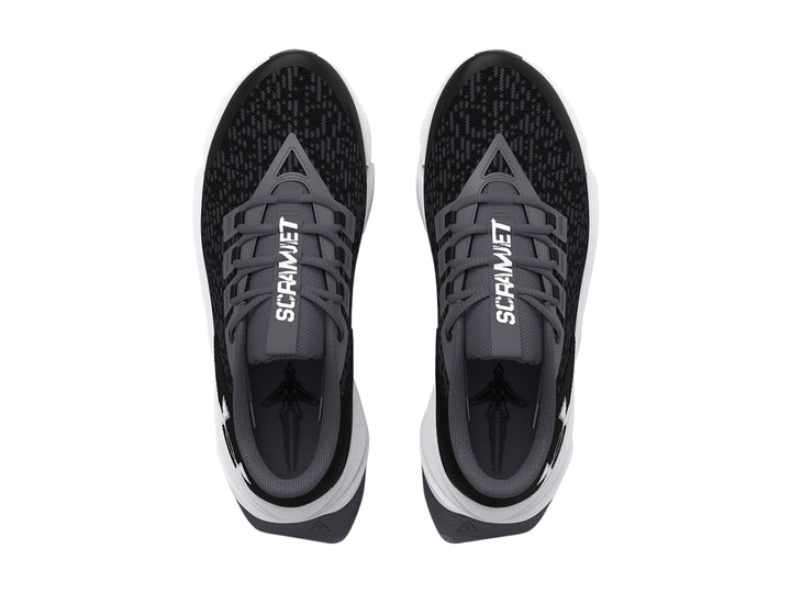 Tenis deportivos Under Armour para niño en color negro con suela blanca.