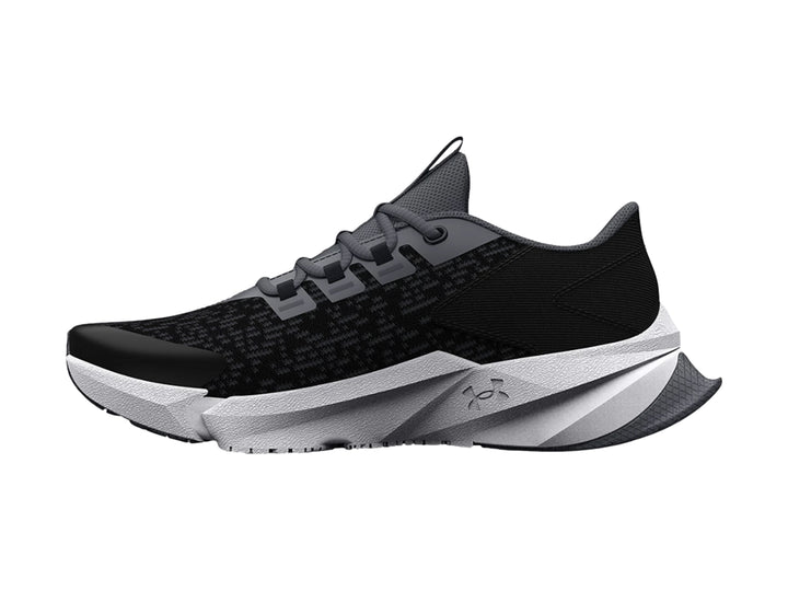 Tenis deportivos Under Armour para niño en color negro con suela blanca.