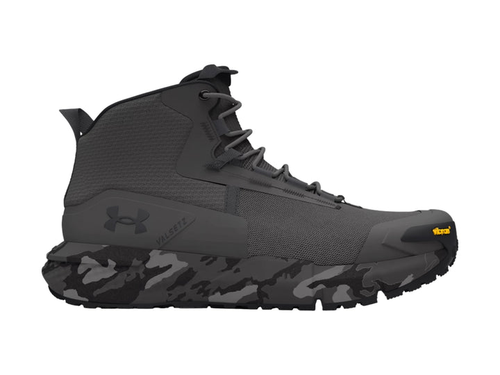 Botín Under Armour Charged Valsetz Mid color gris con suela en patrón de camuflaje.