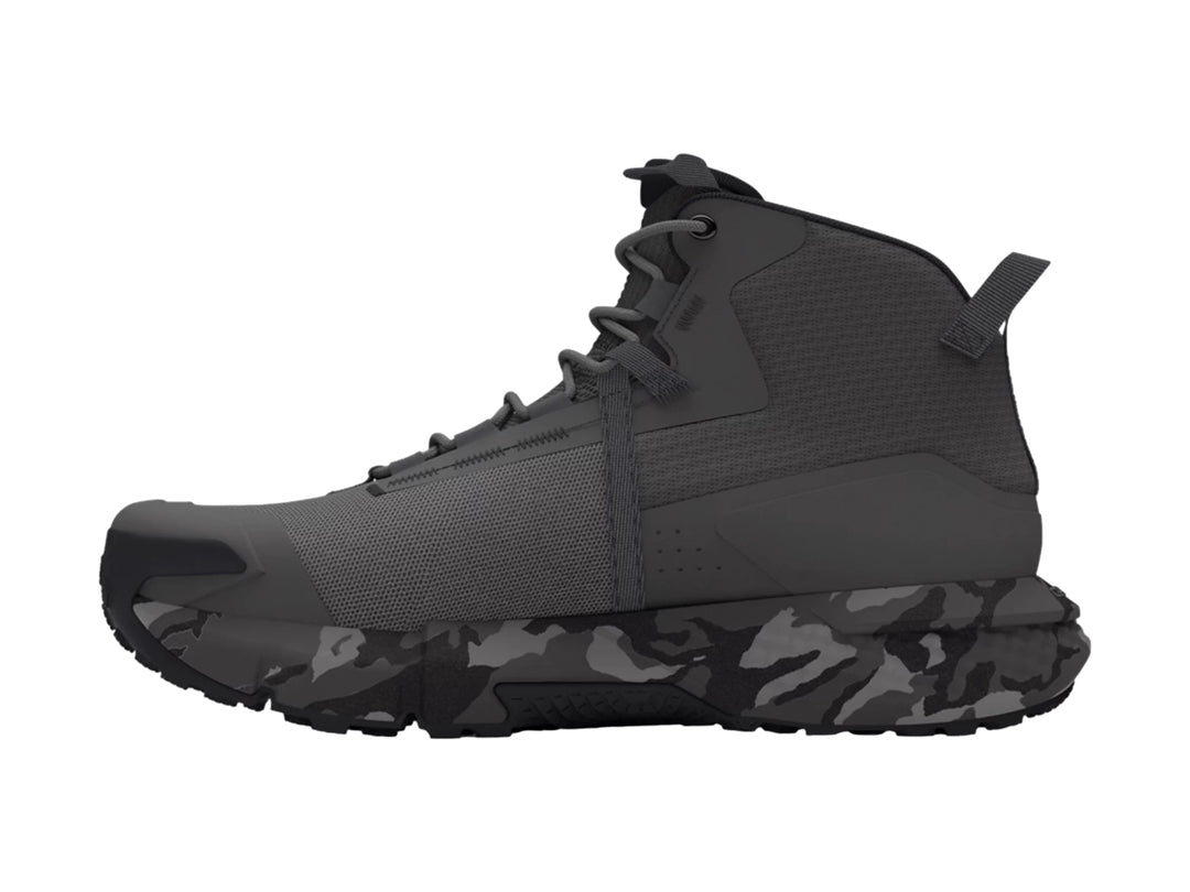 Botín Under Armour Charged Valsetz Mid color gris con suela en patrón de camuflaje.