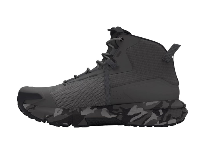 Botín Under Armour Charged Valsetz Mid color gris con suela en patrón de camuflaje.