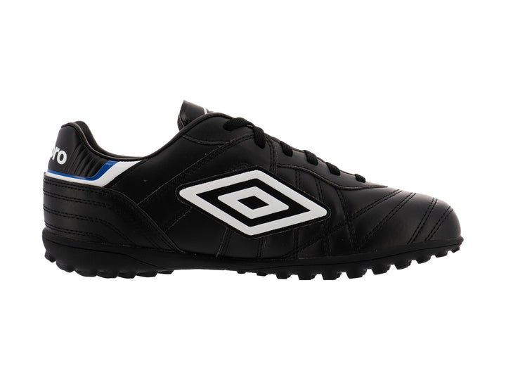 Zapato de fútbol Umbro color negro con detalles en blanco y azul y suela para césped sintético.