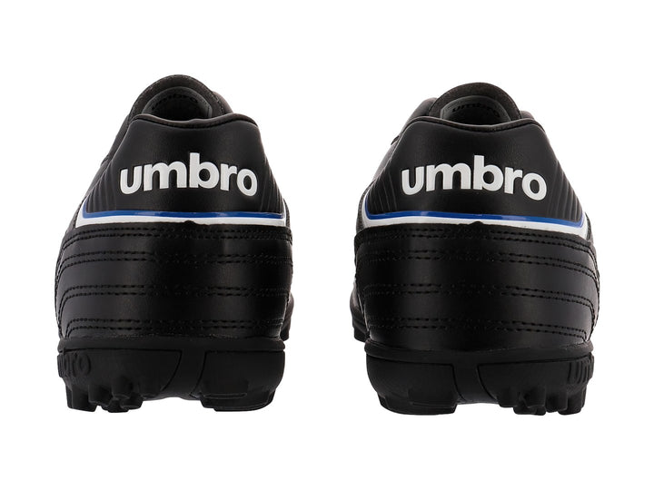 Zapato de fútbol Umbro color negro con detalles en blanco y azul y suela para césped sintético.