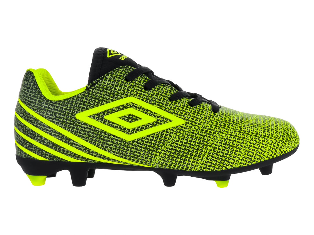 Calzado de fútbol Umbro color amarillo fluorescente y negro con suela de tacos.