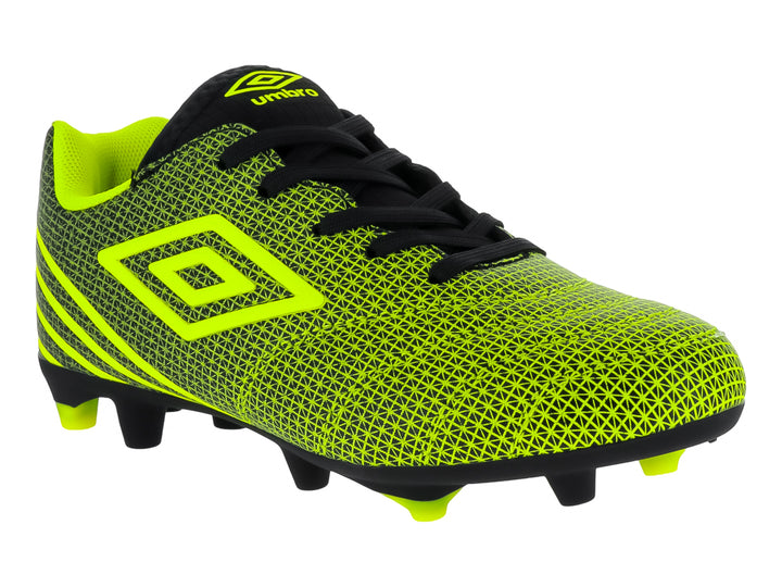 Calzado de fútbol Umbro color amarillo fluorescente y negro con suela de tacos.