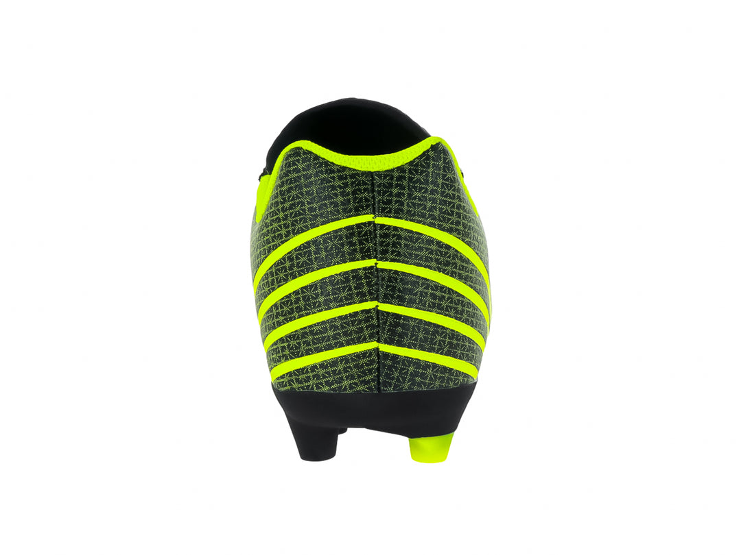 Calzado de fútbol Umbro color amarillo fluorescente y negro con suela de tacos.