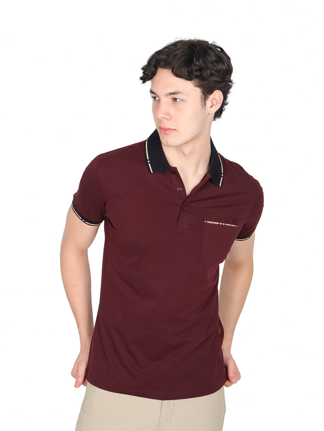 Hombre vistiendo una playera polo color burgundy con cuello y detalles en negro.