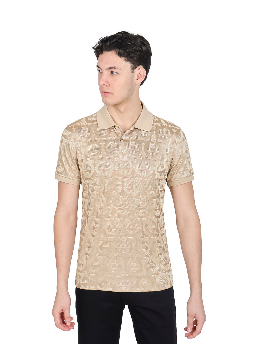 Hombre vistiendo playera polo de color beige con estampado texturizado y manga corta.
