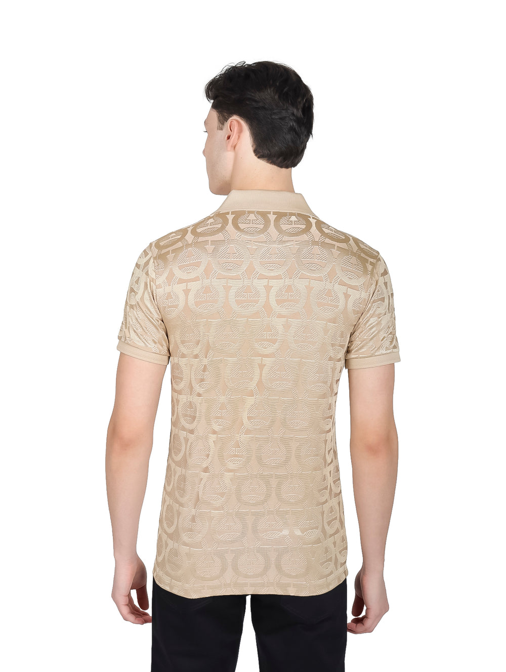 Hombre vistiendo playera polo de color beige con estampado texturizado y manga corta.