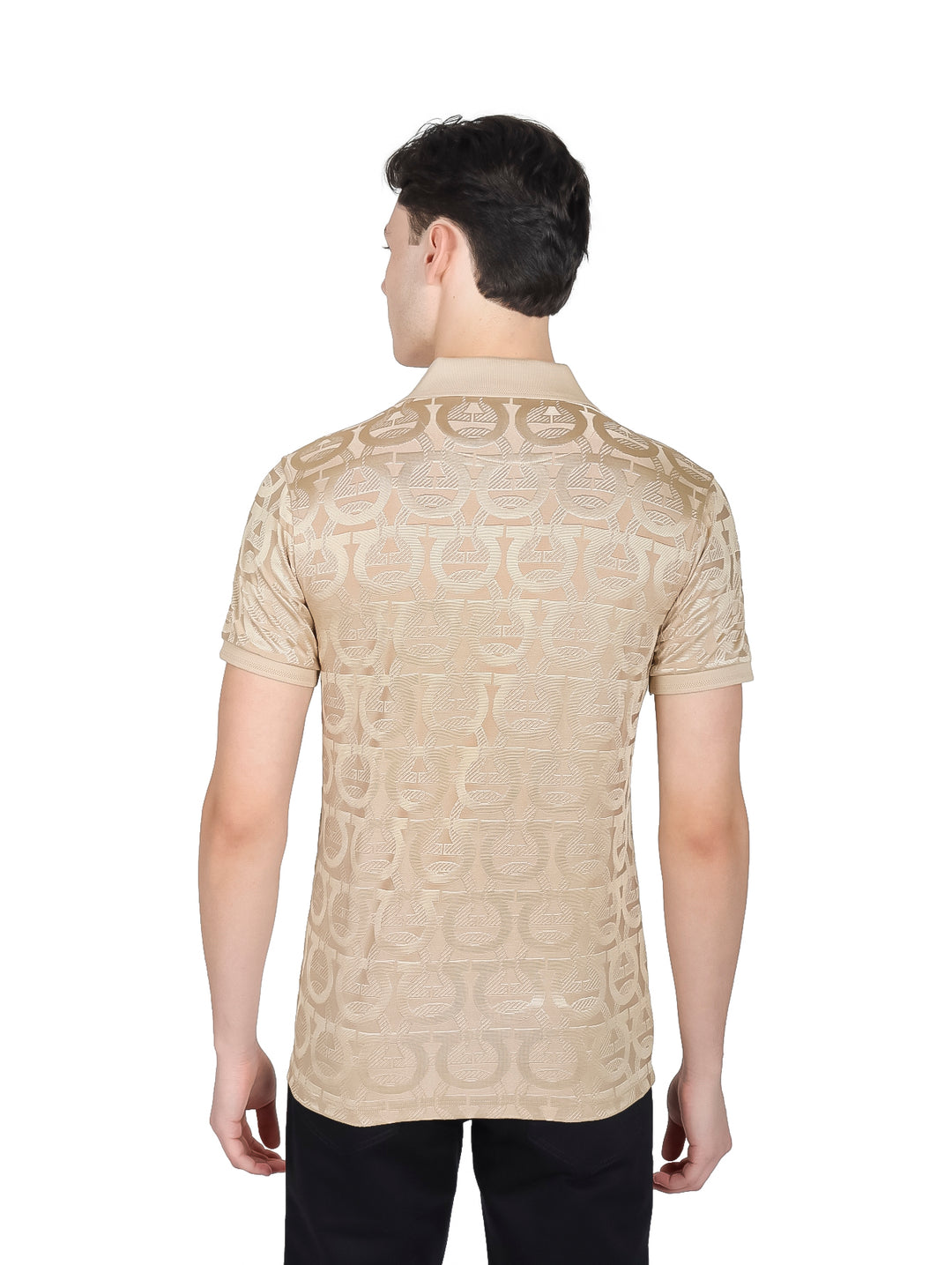 Hombre vistiendo playera polo de color beige con estampado texturizado y manga corta.