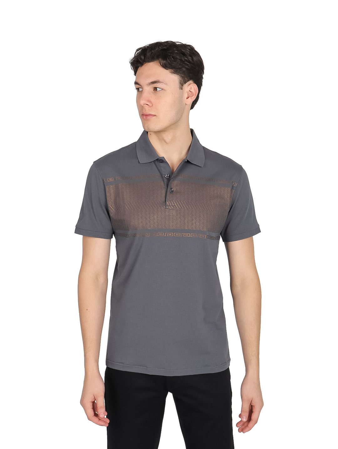 Hombre vistiendo playera polo color charcoal con detalle texturizado en el pecho y manga corta.