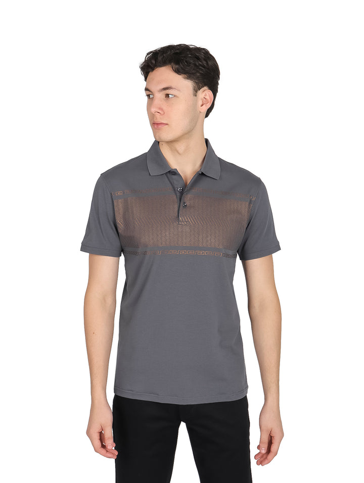 Hombre vistiendo playera polo color charcoal con detalle texturizado en el pecho y manga corta.
