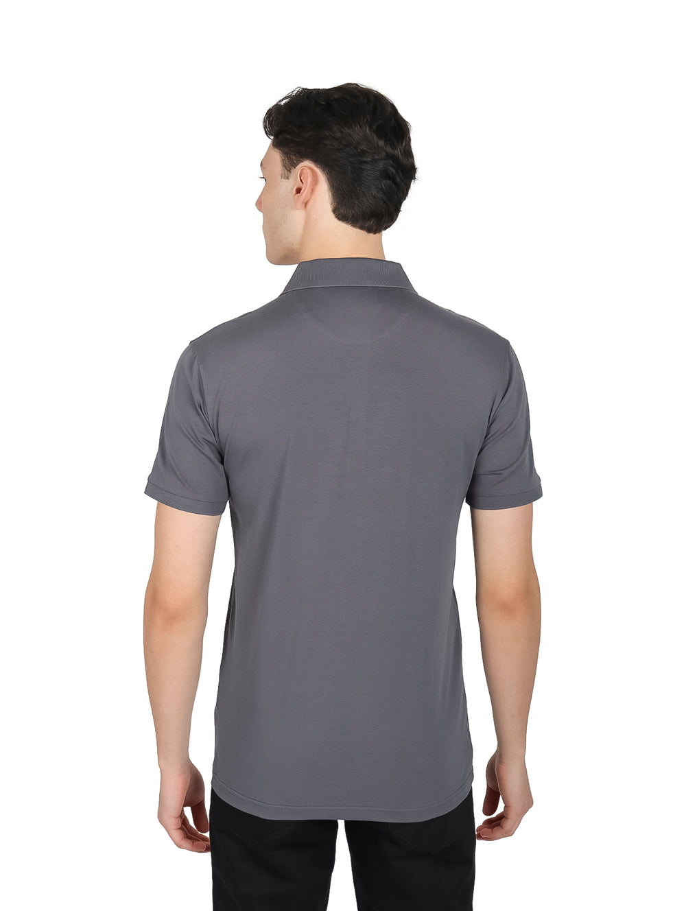 Hombre vistiendo playera polo color charcoal con detalle texturizado en el pecho y manga corta.