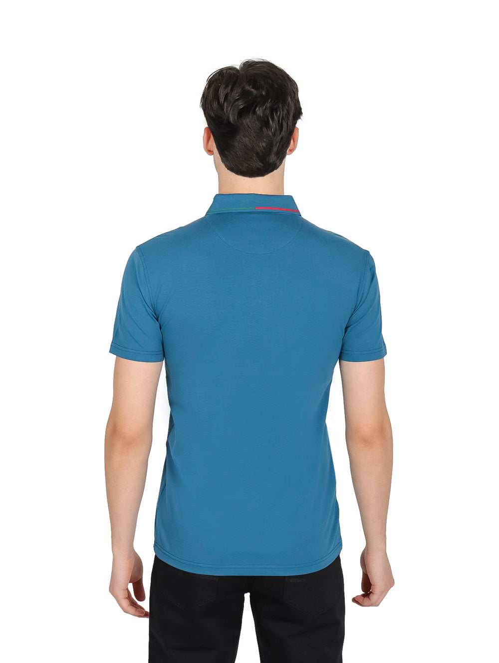Hombre vistiendo una playera polo color teal con detalles en rojo y verde en el cuello y pechera.