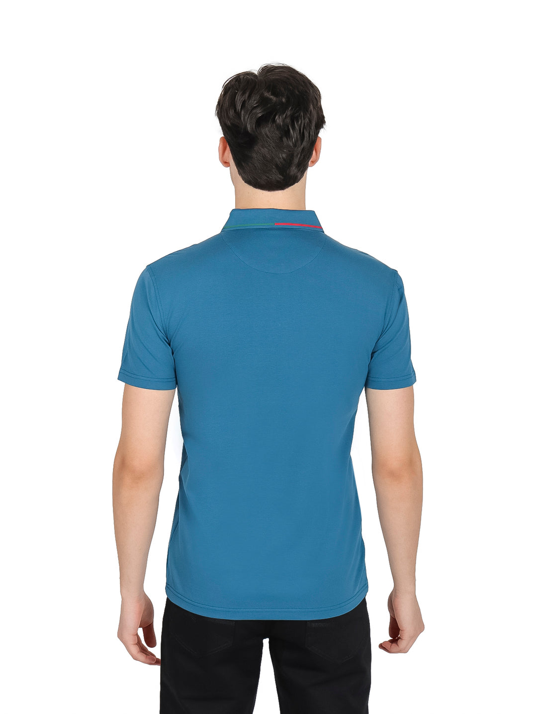 Hombre vistiendo una playera polo color teal con detalles en rojo y verde en el cuello y pechera.