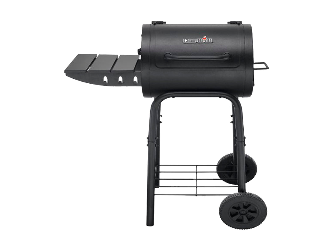 Parrilla ahumadora de metal color negro con ruedas y estante inferior.