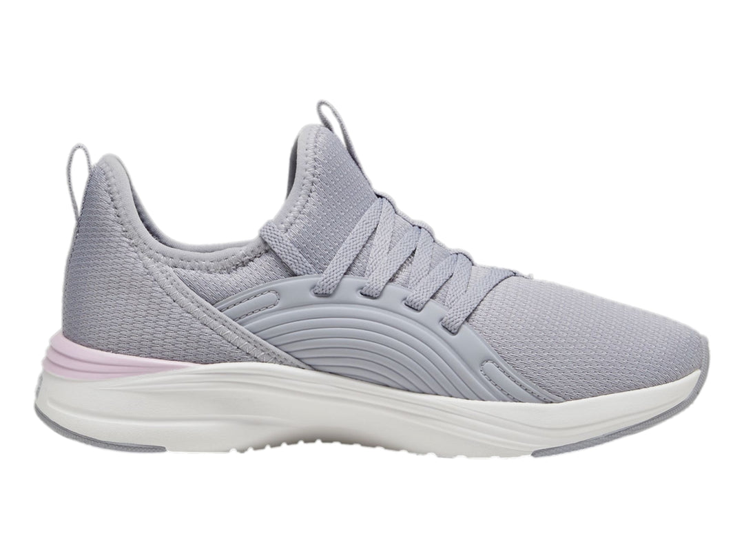 Tenis deportivos PUMA color gris con suela blanca y detalle en morado claro, vista lateral.