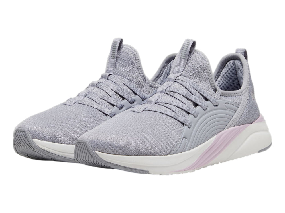 Tenis deportivos PUMA color gris con suela blanca y detalle en morado claro, vista lateral.