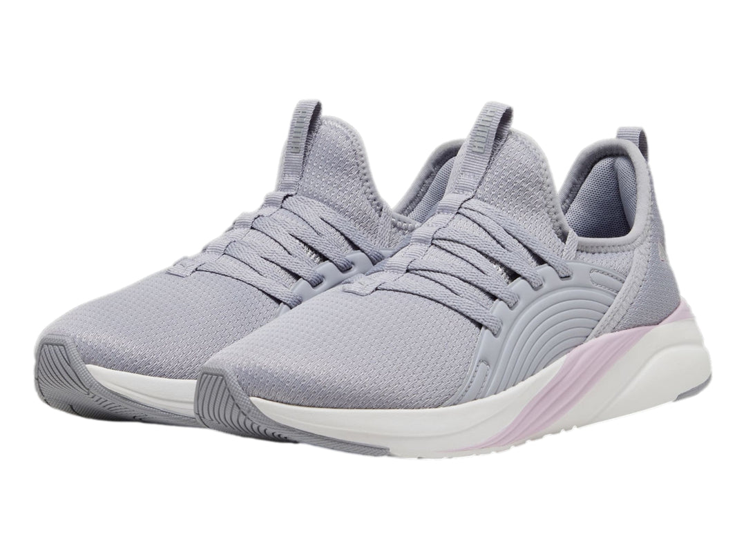 Tenis deportivos PUMA color gris con suela blanca y detalle en morado claro, vista lateral.