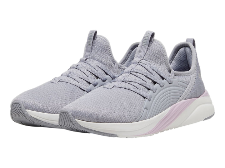 Tenis deportivos PUMA color gris con suela blanca y detalle en morado claro, vista lateral.
