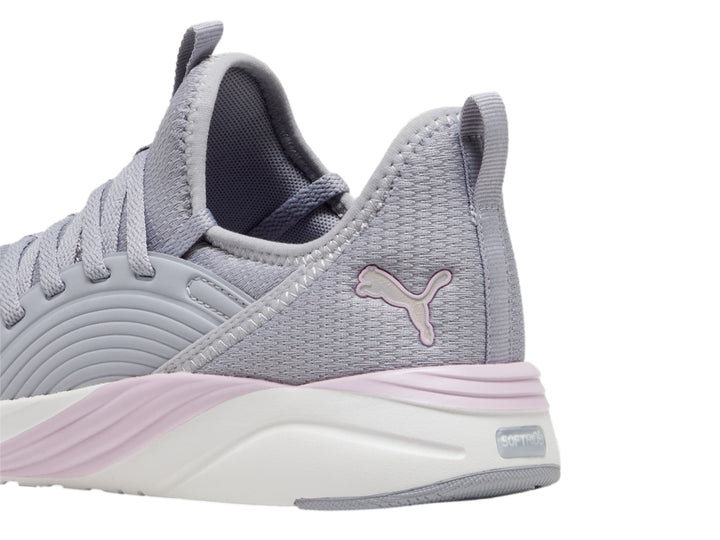 Tenis deportivos PUMA color gris con suela blanca y detalle en morado claro, vista lateral.