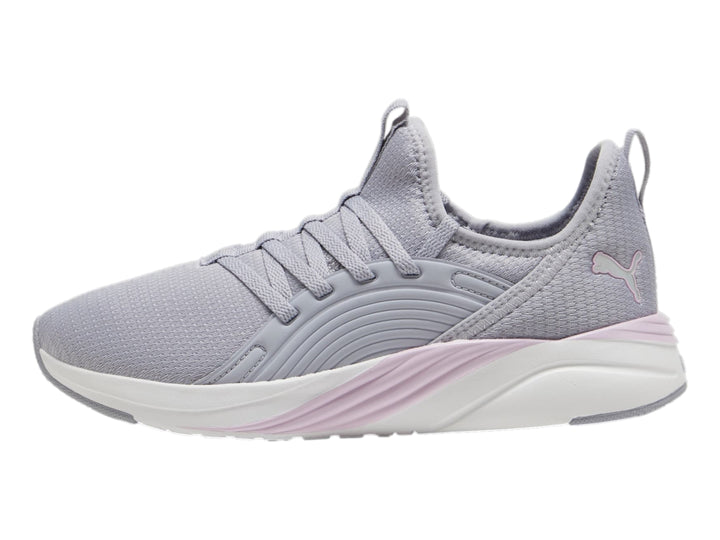 Tenis deportivos PUMA color gris con suela blanca y detalle en morado claro, vista lateral.