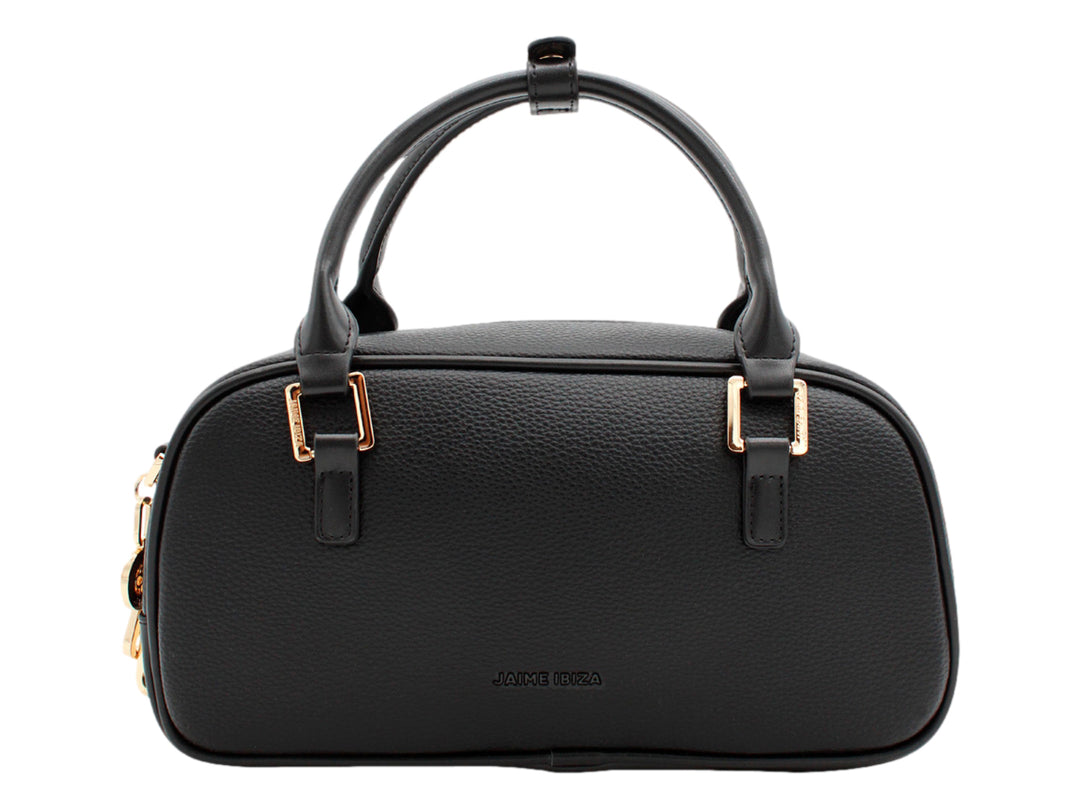 Bolso negro de Jaime Ibiza con forma cilíndrica, detalles dorados y correa ajustable.