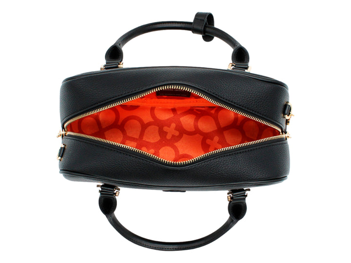 Bolso negro de Jaime Ibiza con forma cilíndrica, detalles dorados y correa ajustable.