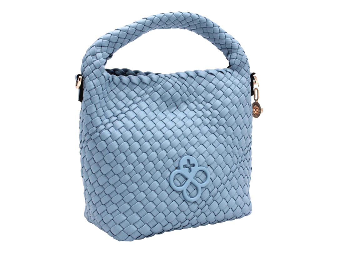 Bolso azul de Jaime Ibiza con diseño tejido y asa superior.